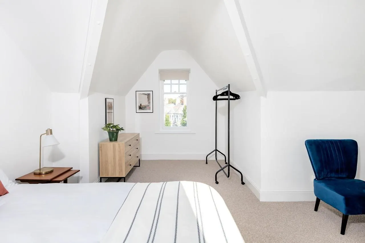 Relax In Comfortable & Stylish Pontcanna Apartment, Free Private Parking Cardiff Apartment