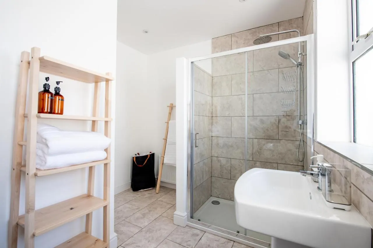 Relax In Comfortable & Stylish Pontcanna Apartment, Free Private Parking Cardiff Apartment