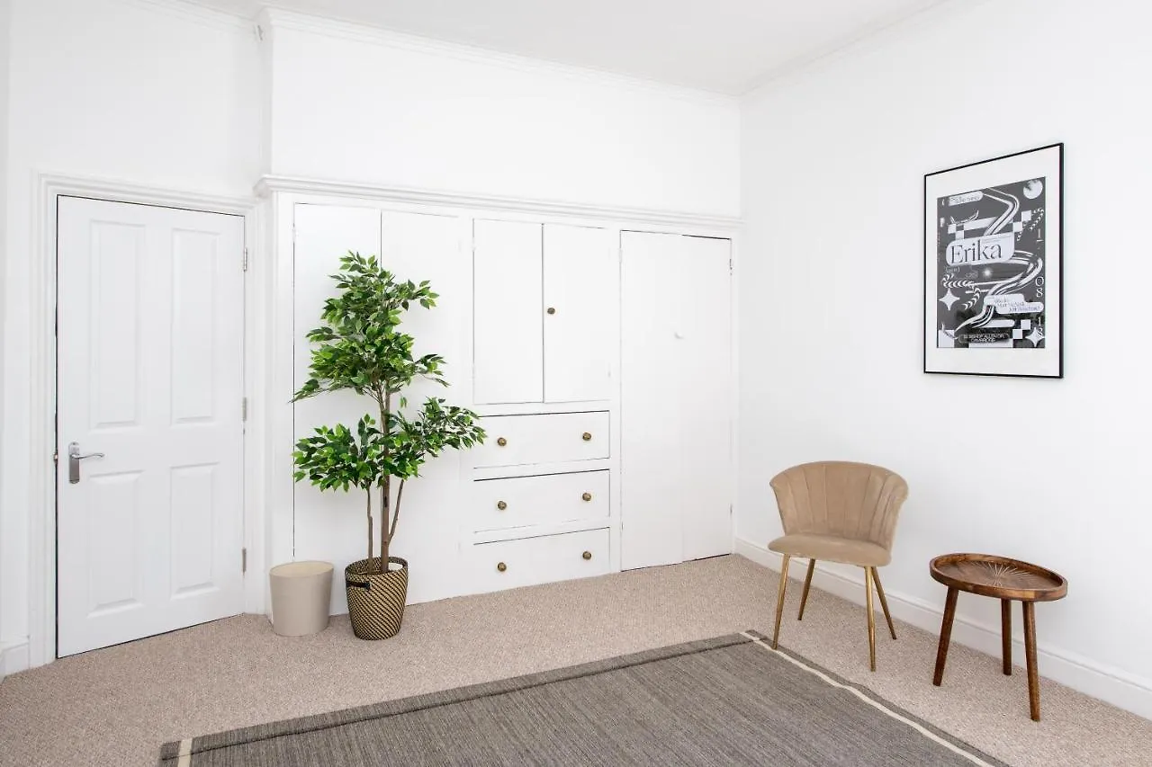 Relax In Comfortable & Stylish Pontcanna Apartment, Free Private Parking Cardiff Apartment
